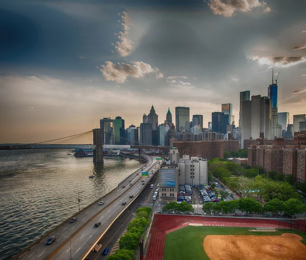 New York. fdr drive und manhattan skyline bei Sonnenuntergang von brookly — Stockfoto