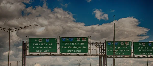 Interstate tekenen en richtingen in de buurt van new york city — Stockfoto