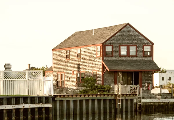 Casas bonitas sobre a água no por do sol, Nantucket, EUA — Fotografia de Stock