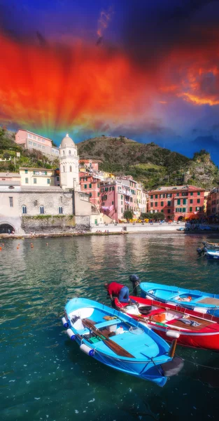 Farverige både i den maleriske havn Vernazza, Cinque Terre - Stock-foto
