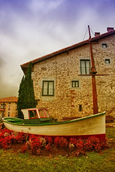 Barca colorata su un giardino — Foto Stock