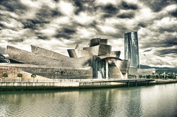 BILBAO, ESPANHA - APR 29: Museu Guggenheim em Bilbau, Espanha , — Fotografia de Stock