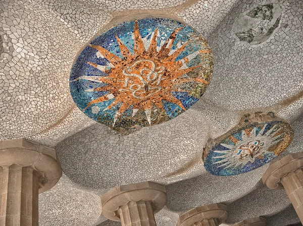 Färgglada arkitekturen av antonio gaudi. Parc Güell — Stockfoto