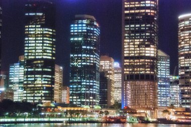 Brisbane, Avustralya. güzel bir gece şehir manzarası ile nehir