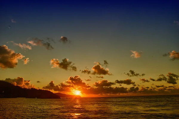 Merveilleuses couleurs de coucher de soleil d'hiver des îles Whitsunday à Queensla — Photo