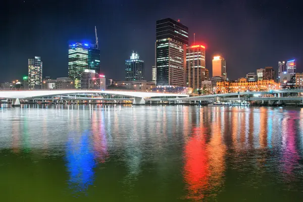 Brisbane, Australia. Hermoso horizonte de la ciudad de noche con río —  Fotos de Stock