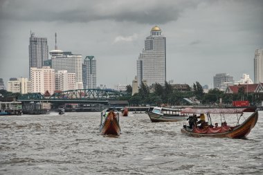 Bangkok - Ağustos 19: Küçük tekne hızı kadar Chao Phraya Nehri üzerinde