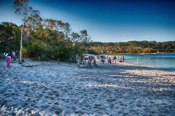 Fraser island, Austrálie - jul 11: turisté užívat jezera mackenzie — Stock fotografie