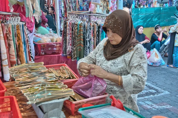 KUALA LUMPUR - 10 de junio: Mercado típico en las calles de la ciudad, 10 de junio , — Foto de Stock