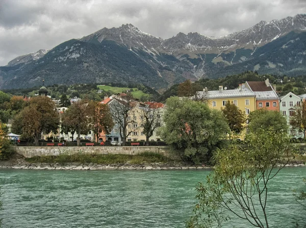 Klasický innsbruck domy s výhledem na řeku inn — Stock fotografie