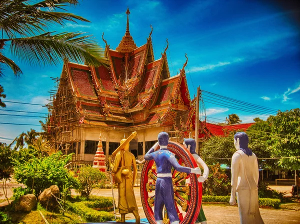 KOH SAMUI, THAILAND - AUG 14: Tourists enjoy historic temple — Stock Photo, Image