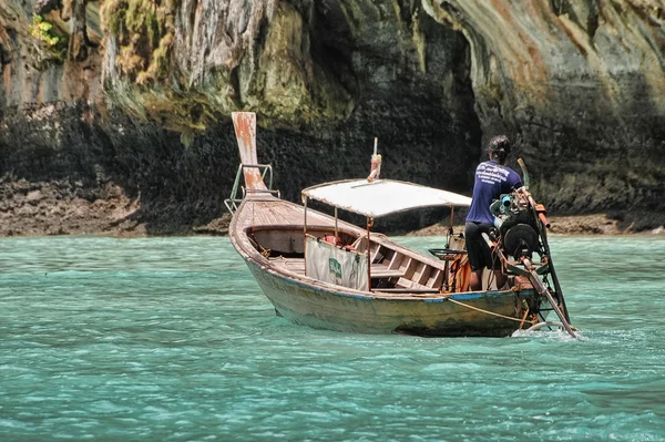 Krabi, thailand - aug 14: kleines boot auf dem meer — Stockfoto