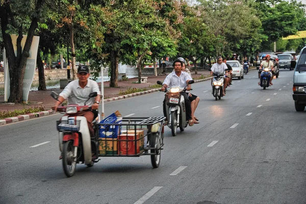 CHIANGMAI, TAILANDIA - 13 AGO: Turistas y lugareños por las calles de la ciudad — Foto de Stock