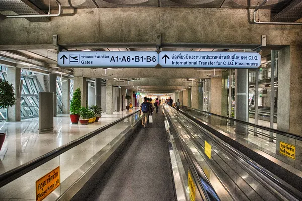 Bangkok - 19 sierpnia: Nowoczesne struktury Suvarnabhumi Airport — Zdjęcie stockowe