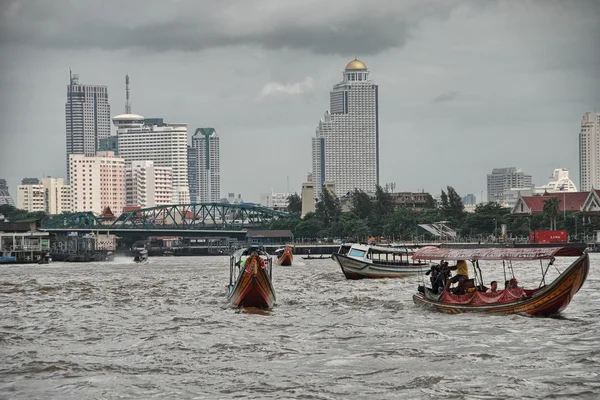 BANGKOK - AUG 19: Small boat speeds up over Chao Phraya river — Stock Photo, Image