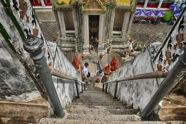 BANGKOK - 24 AGO: Los turistas caminan por las calles de la ciudad, 24 de agosto — Foto de Stock