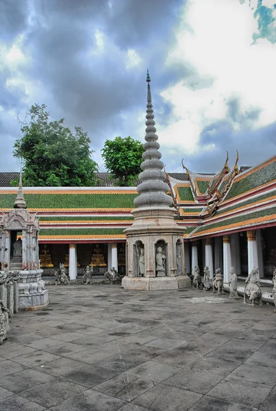 BANGKOK - 11 AGO: Los turistas visitan un famoso templo de la ciudad, el 11 de agosto — Foto de Stock