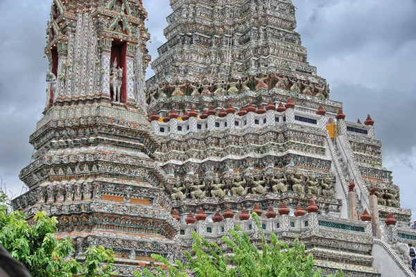 Templo antigo de Bangkok, cores de verão — Fotografia de Stock