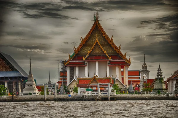 Arquitetura de Bangkok e paisagem urbana com o rio Chao Phraya — Fotografia de Stock