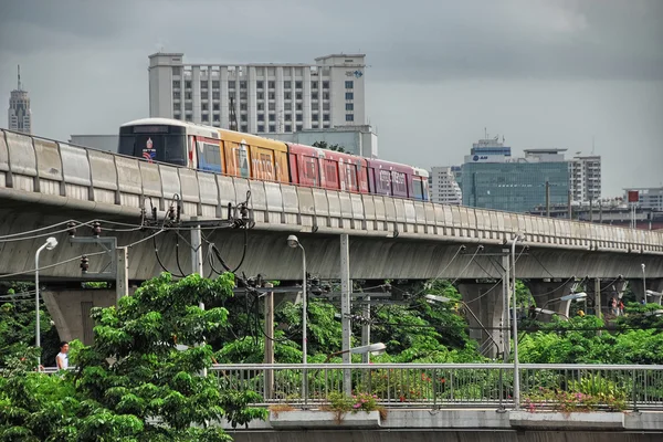 Bangkok - 24 aug: toeristen lopen langs de straten van de stad, augustus 24 — Stockfoto