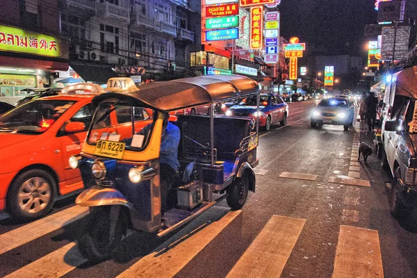 BANGKOK - AGO 21: El tráfico se mueve lentamente a lo largo de una carretera concurrida — Foto de Stock