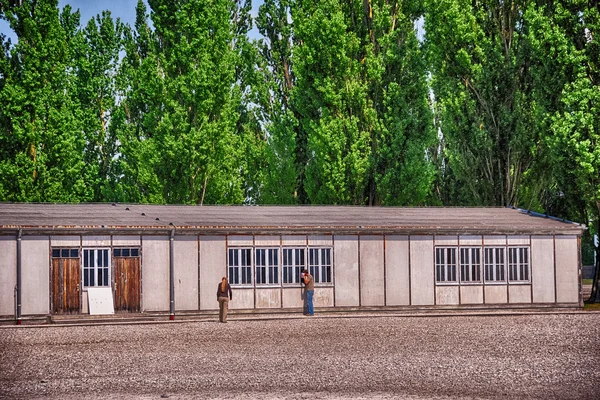 DACHAU, ALLEMAGNE - MAR 12 : Touristes dans le camp de concentration de Dachau , — Photo