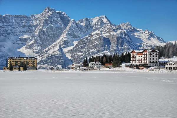 Alpi italiane. Meraviglioso paesaggio dolomitico nella stagione invernale — Foto Stock