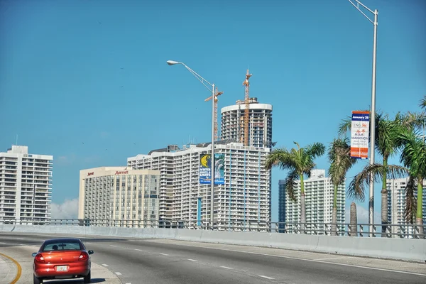 MIAMI - 5 ENE: Arquitectura de la ciudad el 5 de enero de 2011 en Miami, Florida — Foto de Stock
