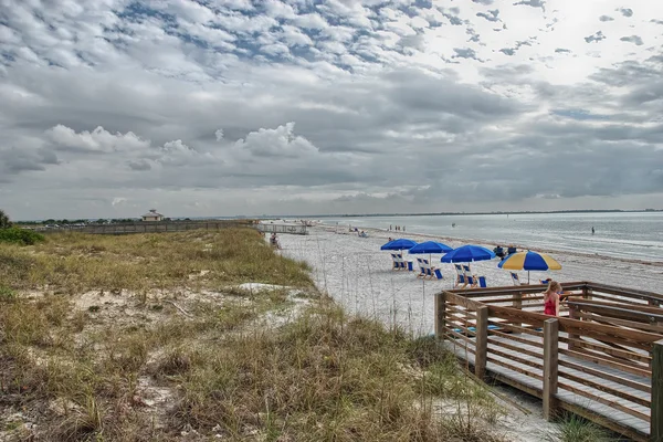 Huwelijksreis Island - Florida - Jan 6: Toeristen genieten van park strand — Stockfoto