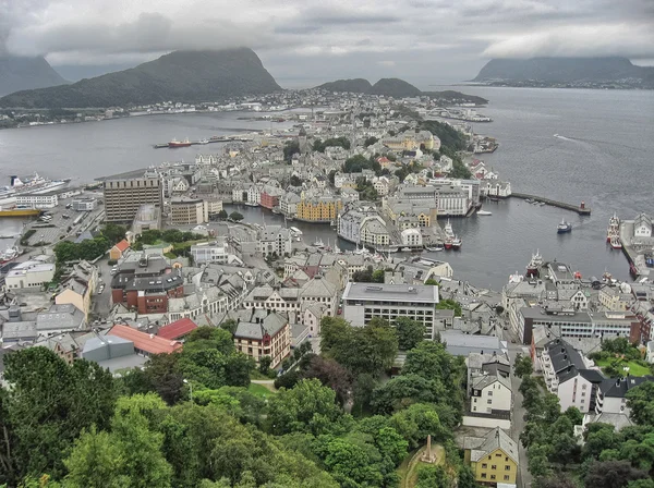 올레순, 노르웨이입니다. 여름 시즌에 아름 다운 공중 도시 보기 — 스톡 사진