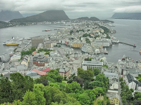 Алесунд, Норвегия. Прекрасный вид на город с воздуха в летний сезон — стоковое фото