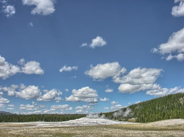 Hermosa erupción de Old Faithful, Parque Nacional de Yellowstone — Foto de Stock