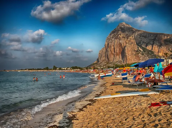 Сицилия, Италия - 10 августа: Туристы наслаждаются пляжной жизнью, 10 августа , — стоковое фото