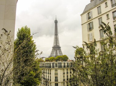 Paris. güzel binalar arasında ünlü Eyfel Kulesi manzarasına