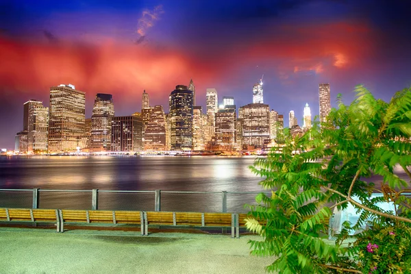 Manhattan skyline på kvällen sett från brooklyn bridge park — Stockfoto