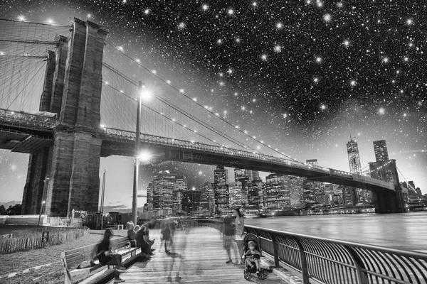 Brooklyn Köprüsü'ne ve manhattan siluetinin muhteşem görünümü — Stok fotoğraf