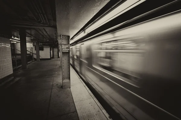 New York metro istasyonunda tren hızlanıyor. — Stok fotoğraf