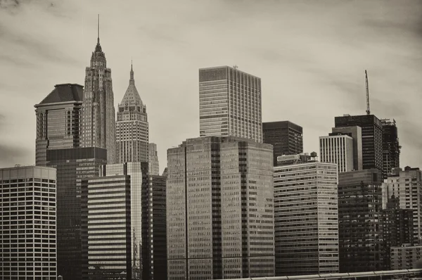 都市の高層ビルと曇り空とマンハッタンのスカイラインのパノラマ — ストック写真