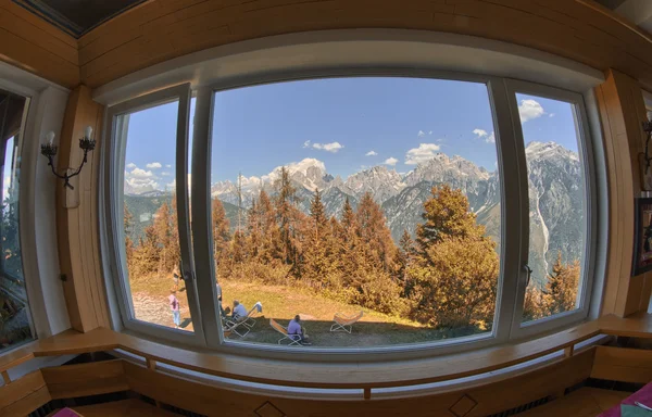 Fenster auf Dolomitenlandschaft, italienische Alpen — Stockfoto