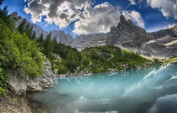 Lago di Sorapiss - Hermoso color del lago de montaña - Dolomi — Foto de Stock