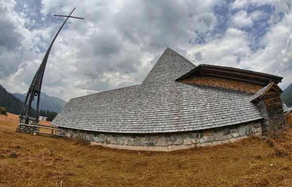 Típica iglesia pequeña en Dolomitas. Hermoso paisaje de montaña — Foto de Stock
