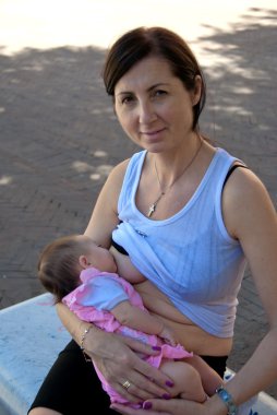 Yeni doğan bebek emzirme