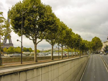 karayolu ile Paris tour eiffel arka planda