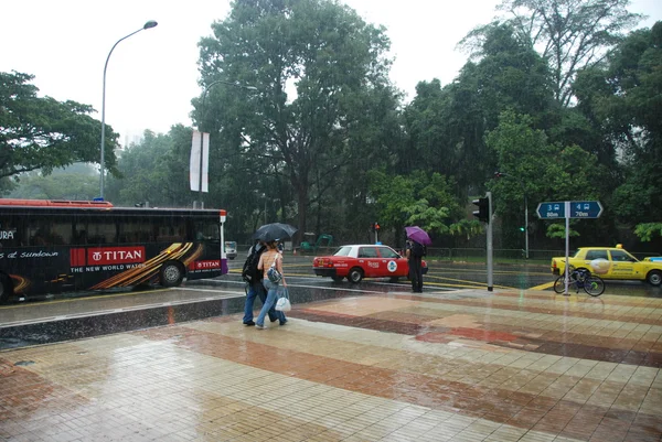 SINGAPUR - JUL 27: Los coches se aceleran en un día lluvioso, 27 de julio, 2009 —  Fotos de Stock