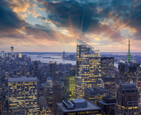 Tramonto sopra i grattacieli di New York — Foto Stock