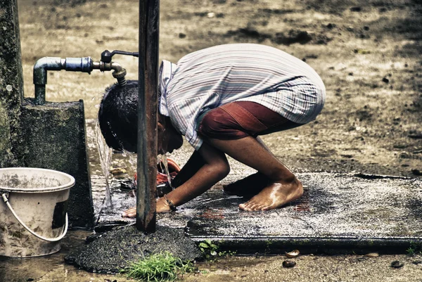 Criança brincando com água na Tailândia — Fotografia de Stock