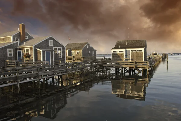 Huizen over water in nantucket bij zonsondergang, massachusetts — Stockfoto