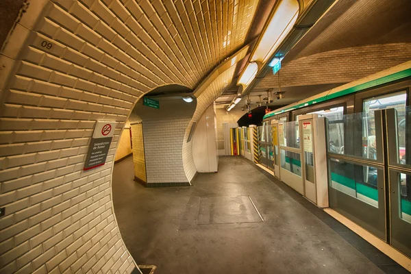 PARIS - DEC 1: Metro station on September 30, 2012 in Paris. Par — Stock Photo, Image