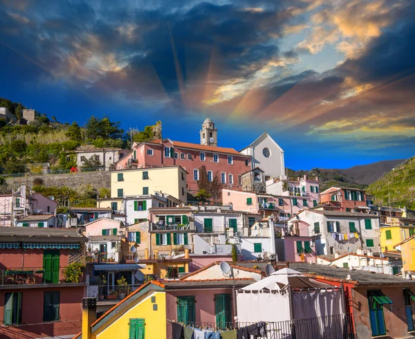 Caratteristico borgo di Vernazza, Cinque Terre. Bello hom colorato — Foto Stock