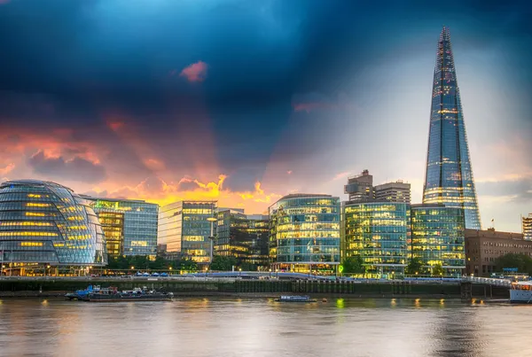 Nova Câmara Municipal de Londres ao pôr do sol. — Fotografia de Stock